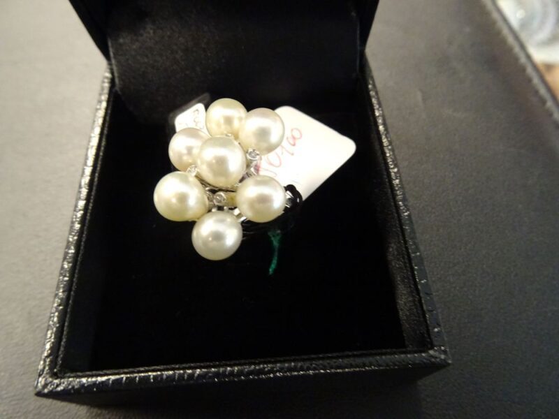 Anello in Oro Bianco con Perle